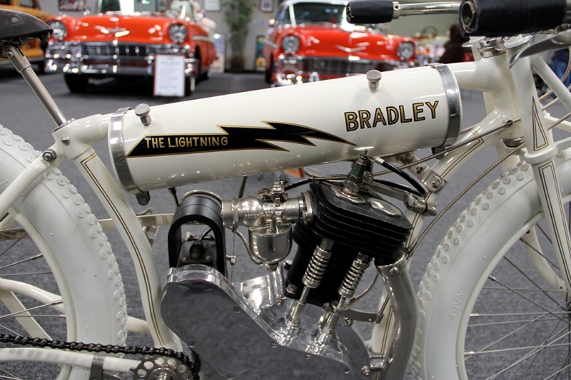 Старинный мотоцикл Lightning Bradley 1908