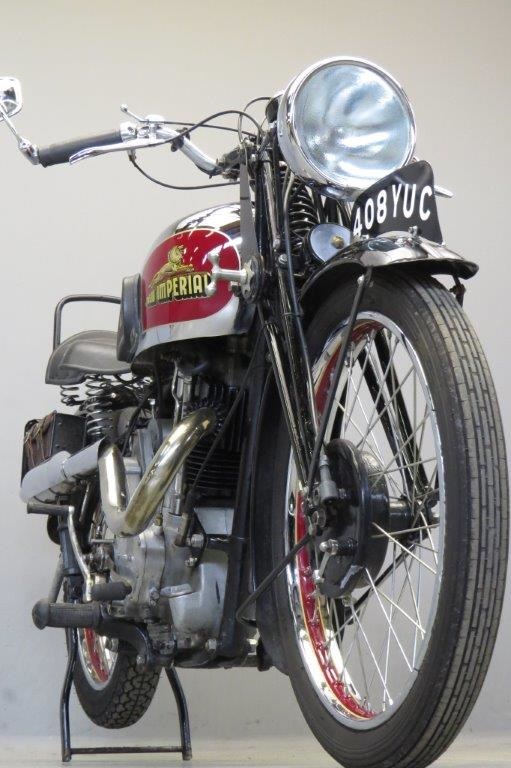 Старинный мотоцикл New Imperial Model 110 1938