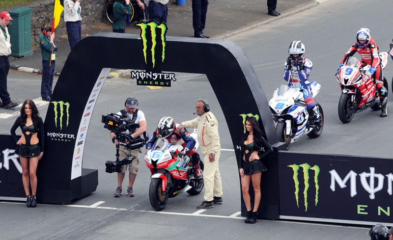 Майкл Данлоп выиграл 2-ую гонку Supersport TT 2014