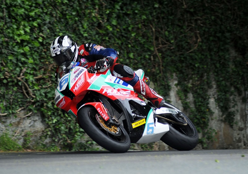 Майкл Данлоп выиграл 2-ую гонку Supersport TT 2014