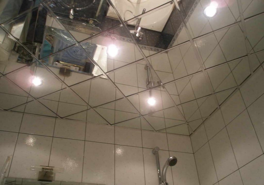 зеркальная плитка на потолке создает ощущение высокой потолочной зоны и является дополнительным источником света