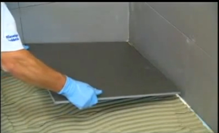 Кладка плитки на пол в ванной видео