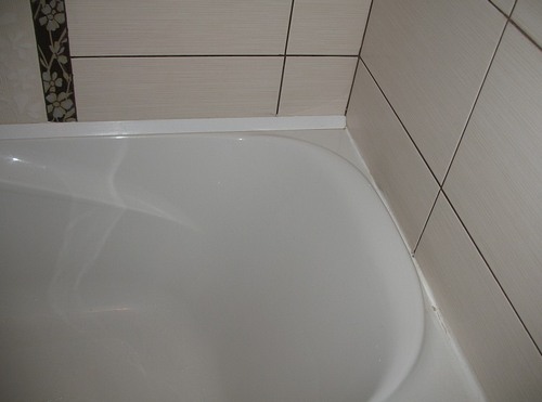 Чем заделать щель между стеной и ванной: основные варианты