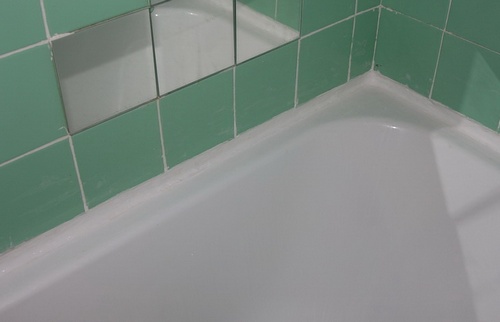 Чем заделать щель между стеной и ванной: основные варианты