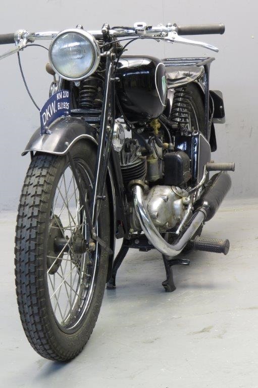 Старинный мотоцикл DKW KM200 1935