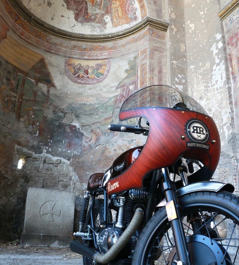 Винтажный гоночный мотоцикл Ducati Minerva