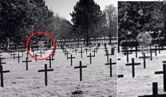 Школьник сфотографировал призрака, охранявшего солдатские могилы